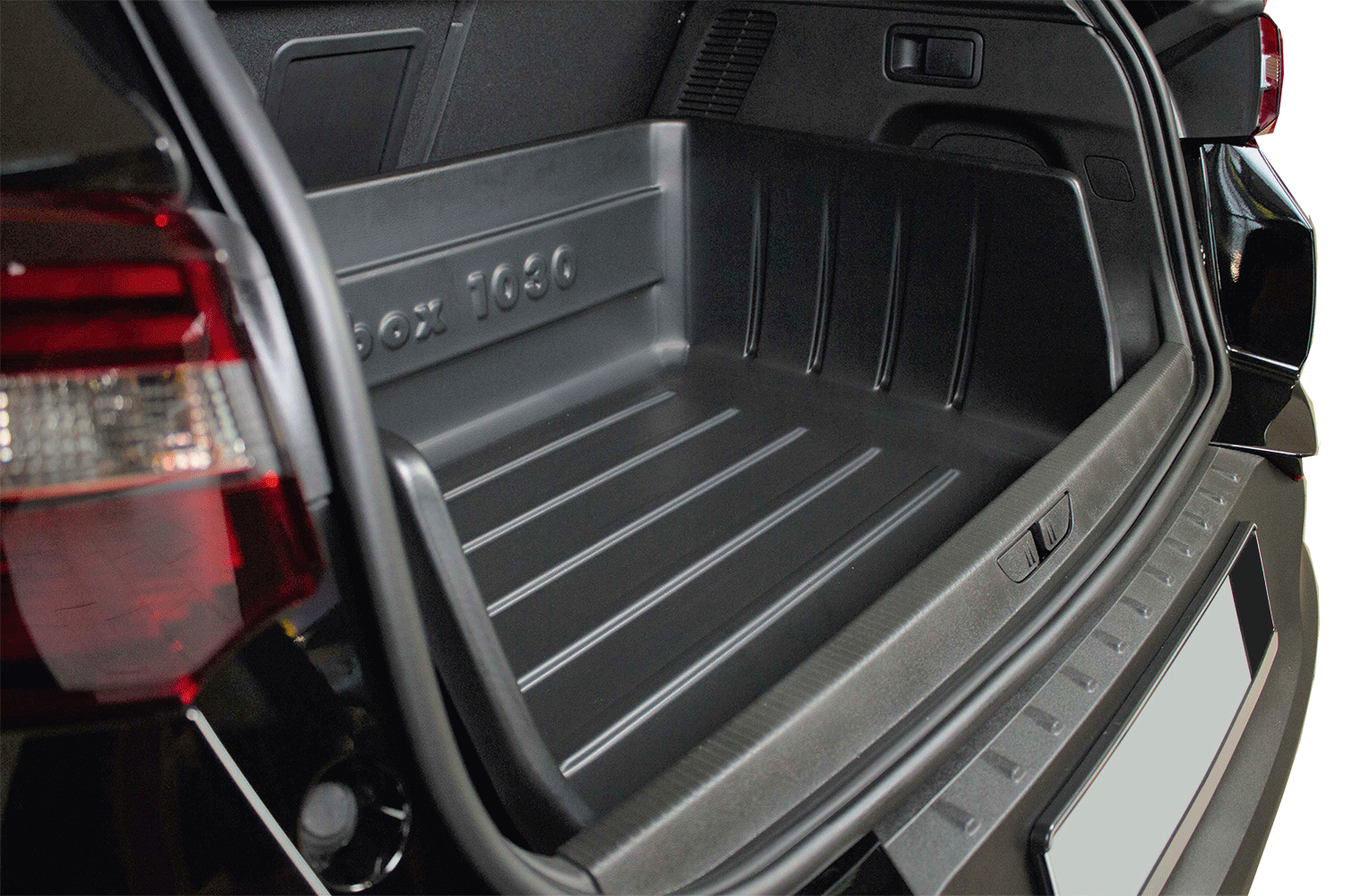 Carbox Classic Yoursize im Kofferraum, seitliche Ansicht